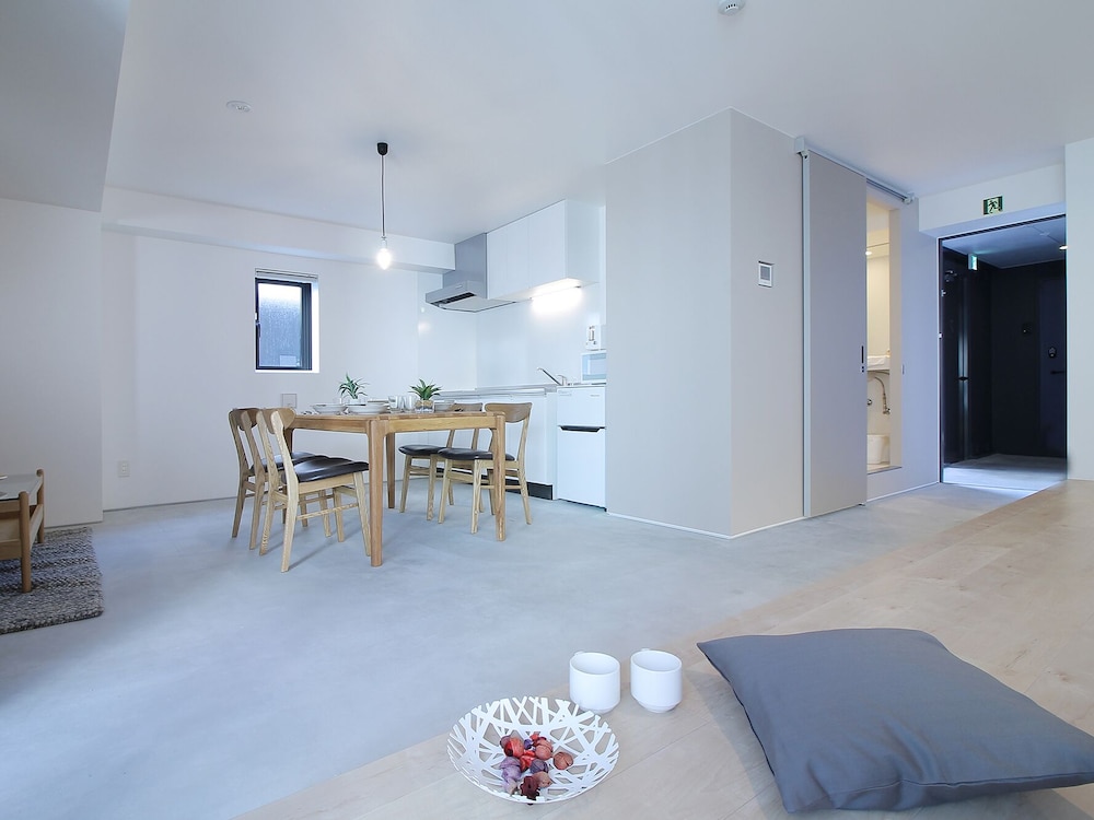 ファミリー スタジオ (502) 客室内のダイニングエリア4 | b hotel 広島平和大通り