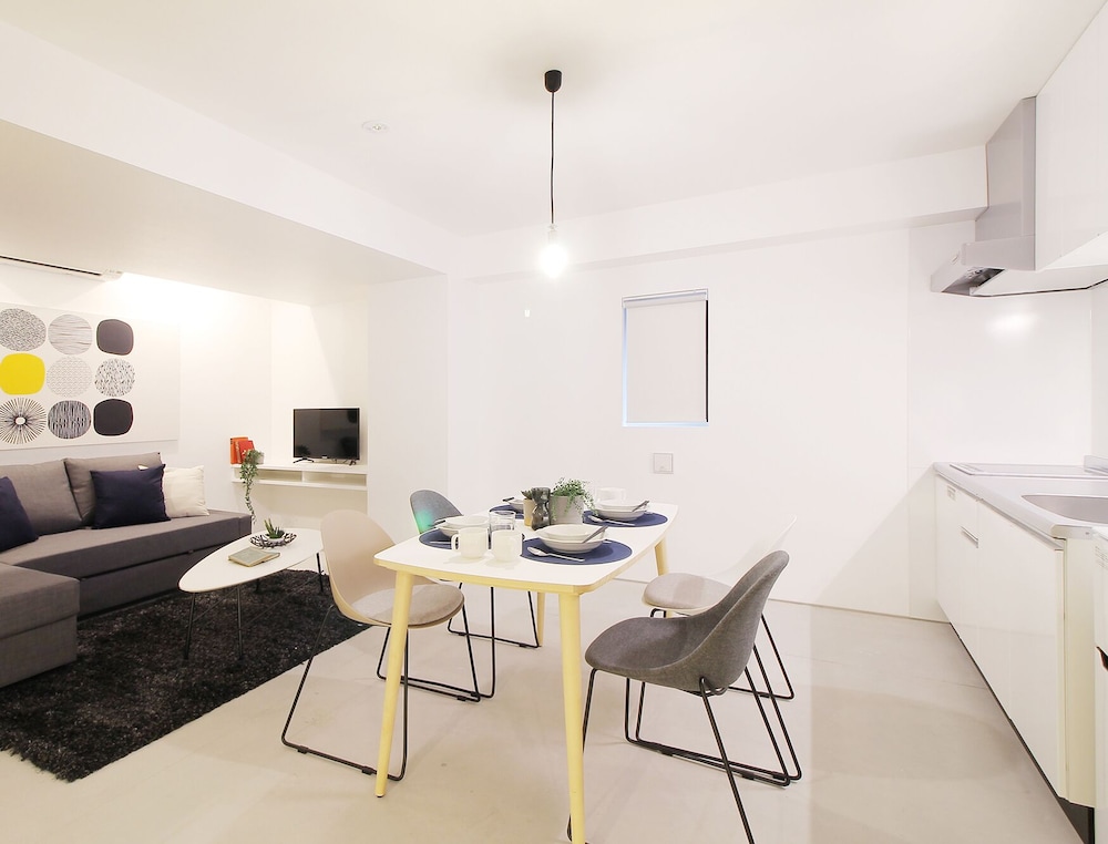 プレミアム スタジオ (202) 客室内のダイニングエリア5 | b hotel 広島平和大通り