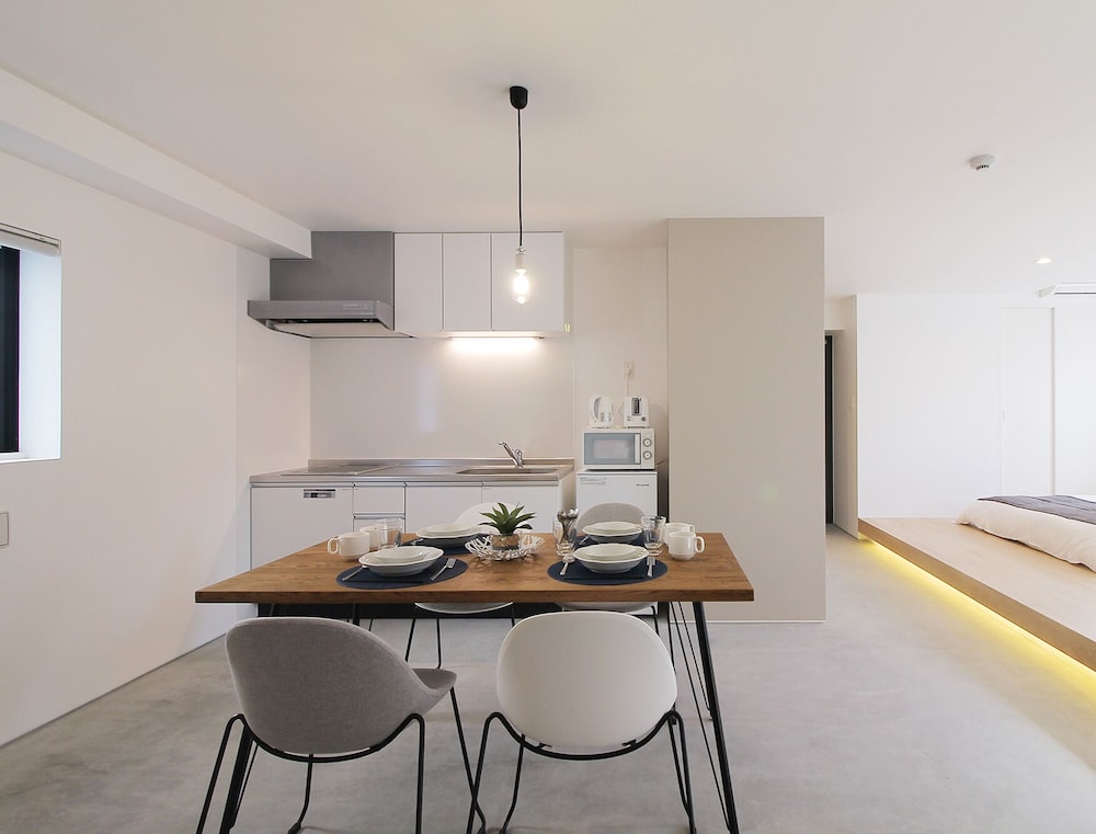 プレミアム スタジオ (602) 客室内のダイニングエリア6 | b hotel 広島平和大通り