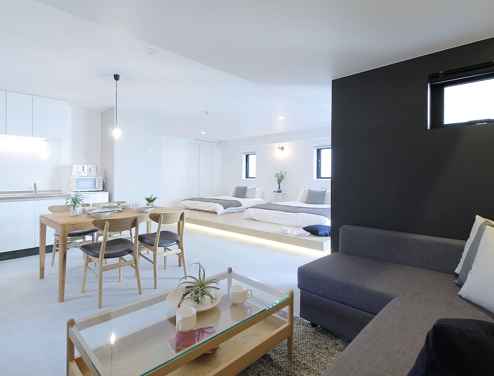 ファミリー スタジオ (502) リビング エリア3 | b hotel 広島平和大通り