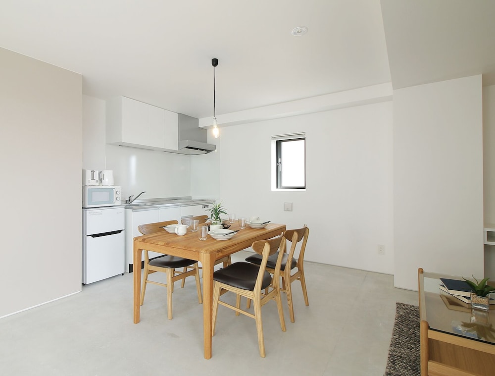 エクスクルーシブ スタジオ シティビュー (901) 客室内のダイニングエリア2 | b hotel 広島平和大通り