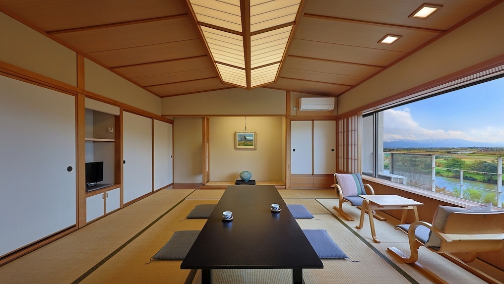 リバービュー標準和室15畳 禁煙 リビング エリア0 | ホテルシンフォニーアネックス