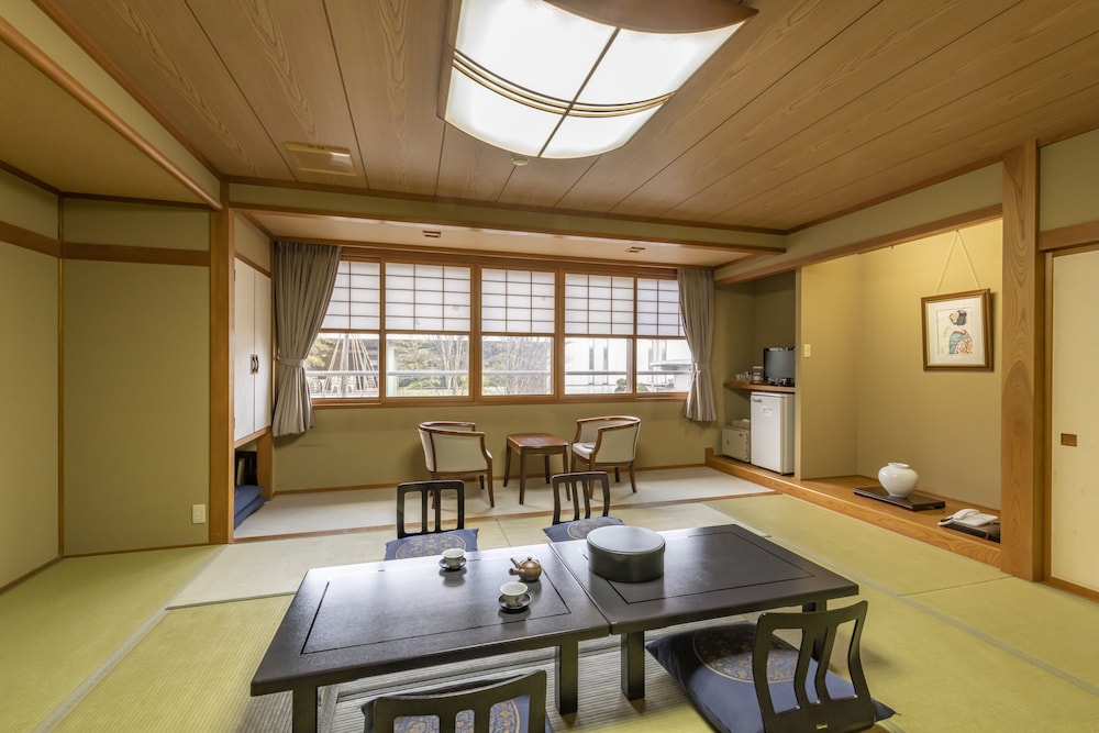 ゆったり12畳和室 禁煙 客室1 | ホテル シンフォニー