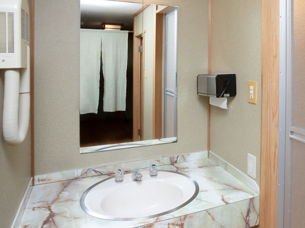 【禁煙】 二間続き和室&和ベットルーム/和室2〜8名様 バスルームのシンク0 | Tabist こぼうしの湯 洗心亭 会津湯野上温泉