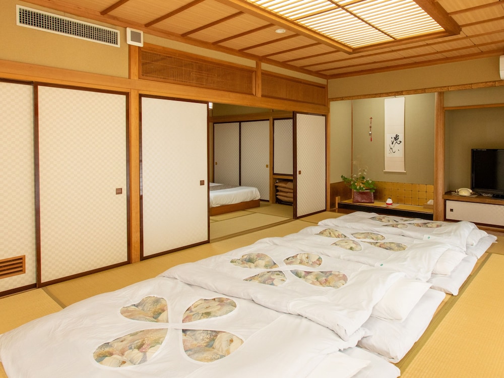 【 禁煙】露天風呂と檜内風呂のついた「離れ」特別室2〜6名様 客室1 | Tabist こぼうしの湯 洗心亭 会津湯野上温泉