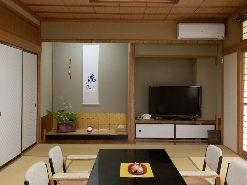 【 禁煙】露天風呂と檜内風呂のついた「離れ」特別室2〜6名様 リビング エリア2 | Tabist こぼうしの湯 洗心亭 会津湯野上温泉