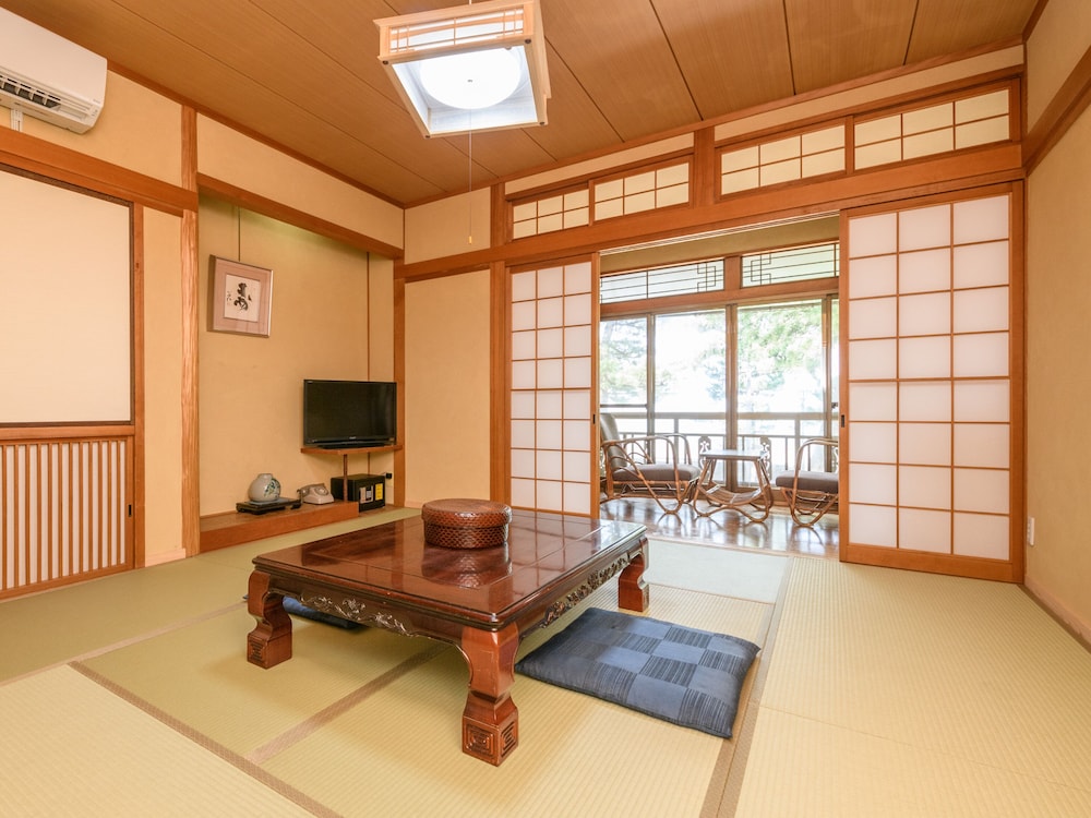 和室4人部屋 共用バスルーム | Tabist 麻野館別館いろは 伊勢
