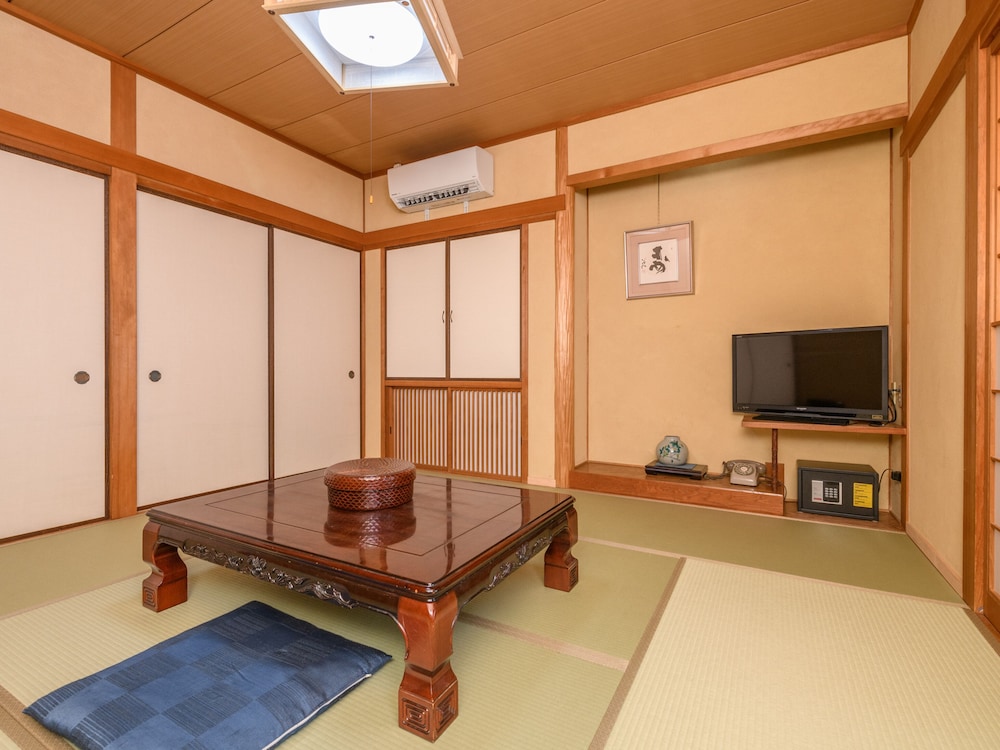 和室4人部屋 共用バスルーム 客室2 | Tabist 麻野館別館いろは 伊勢