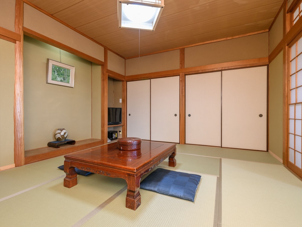 和室5人部屋 共用バスルーム 客室2 | Tabist 麻野館別館いろは 伊勢