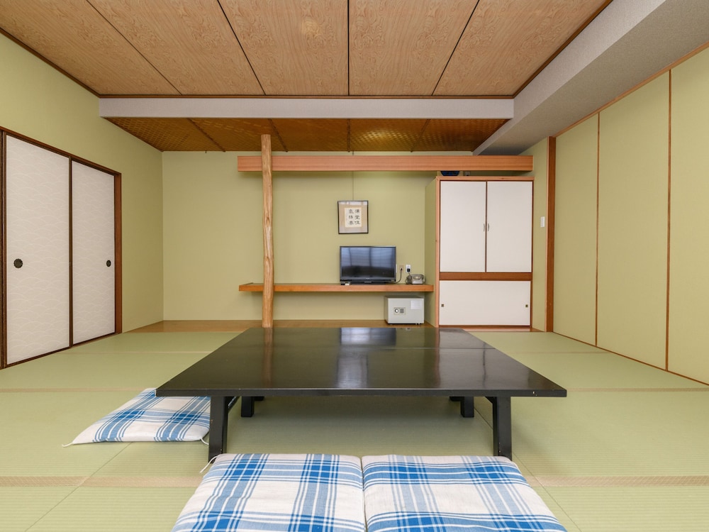 和室5人部屋 共用バスルーム 客室5 | Tabist 麻野館別館いろは 伊勢