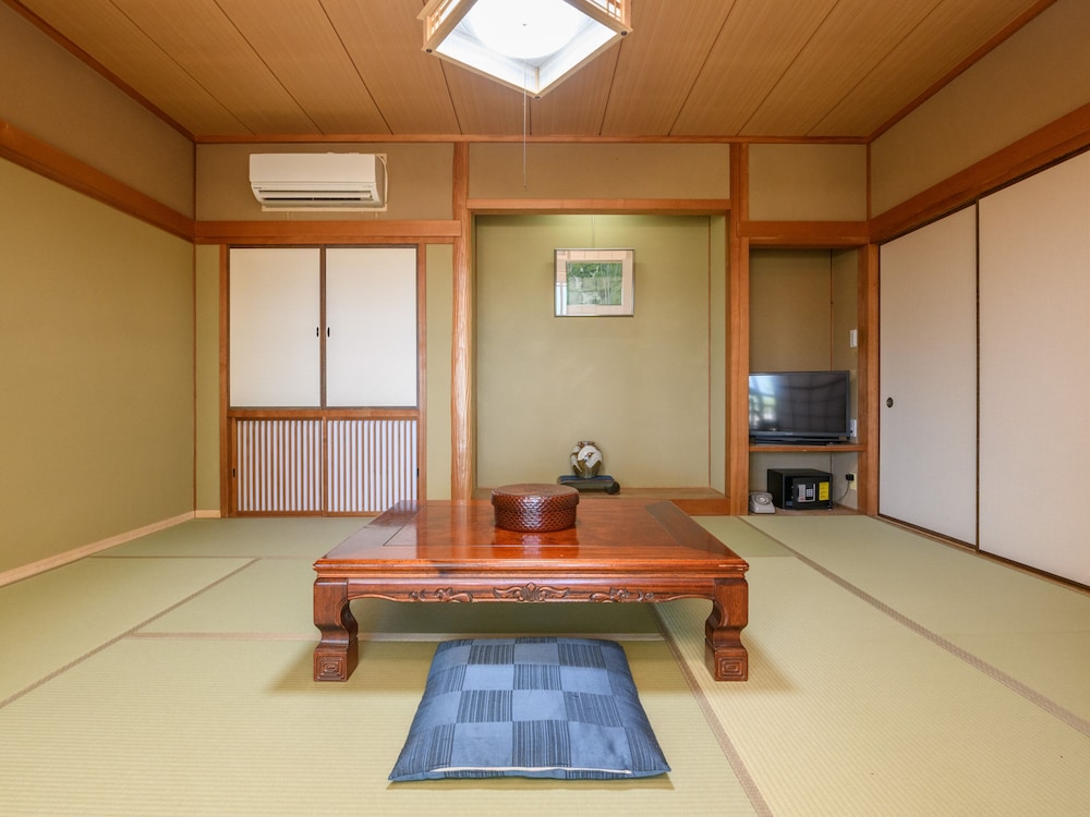 和室5人部屋 共用バスルーム 客室1 | Tabist 麻野館別館いろは 伊勢