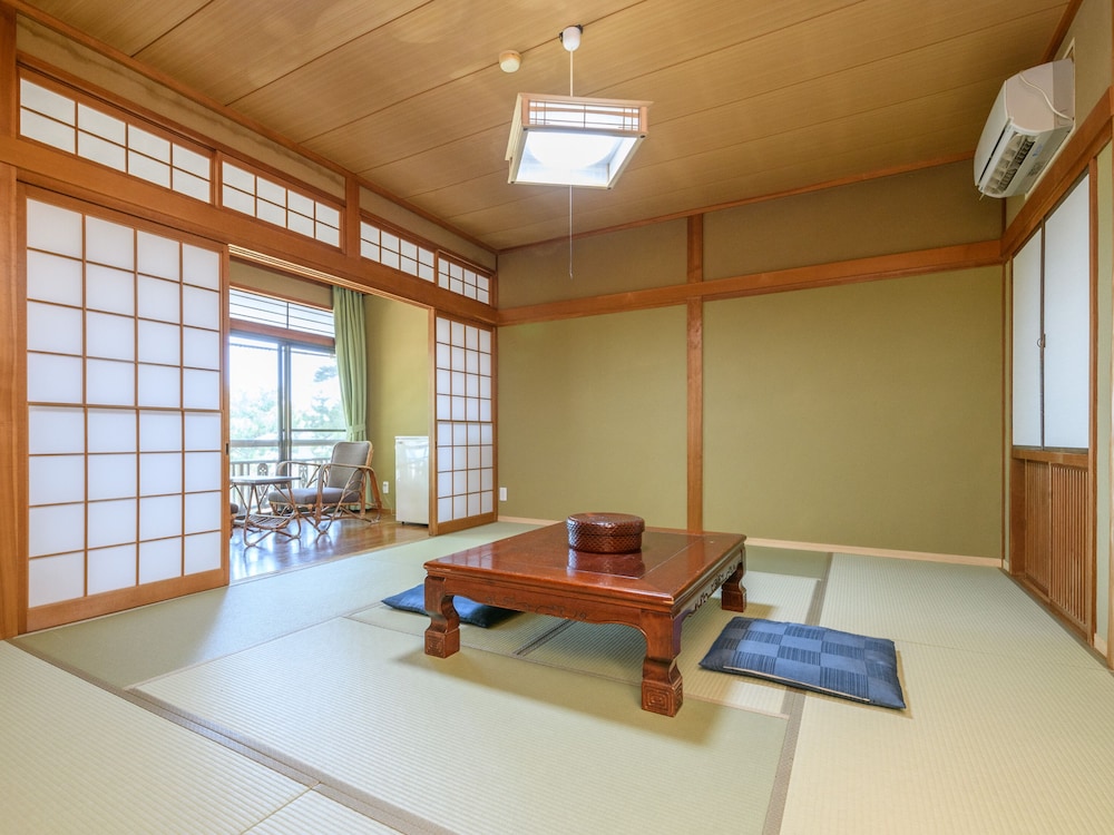和室5人部屋 共用バスルーム | Tabist 麻野館別館いろは 伊勢