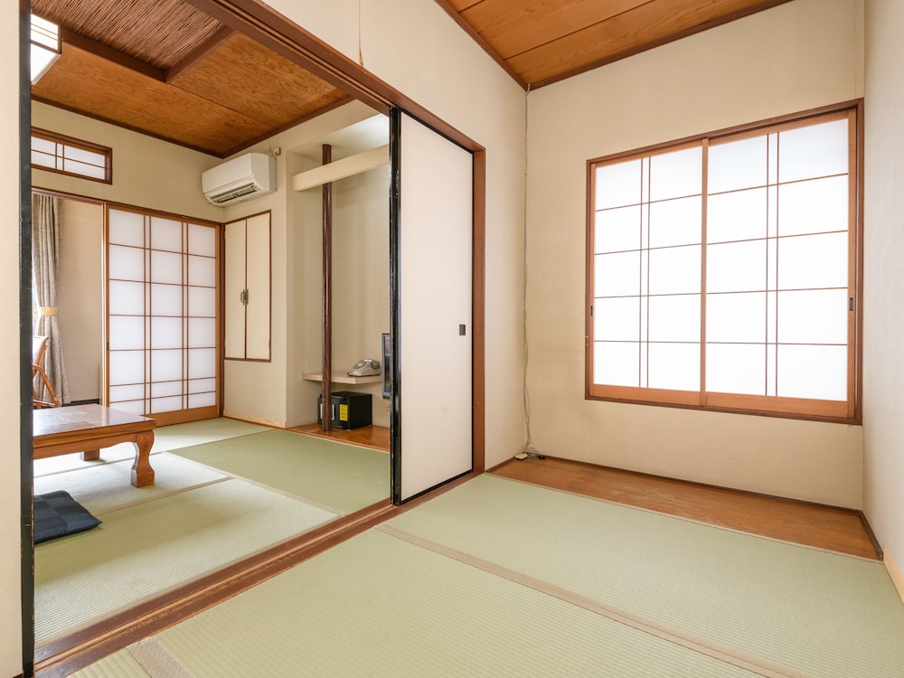 トリプル和室 共用バスルーム 客室2 | Tabist 麻野館別館いろは 伊勢