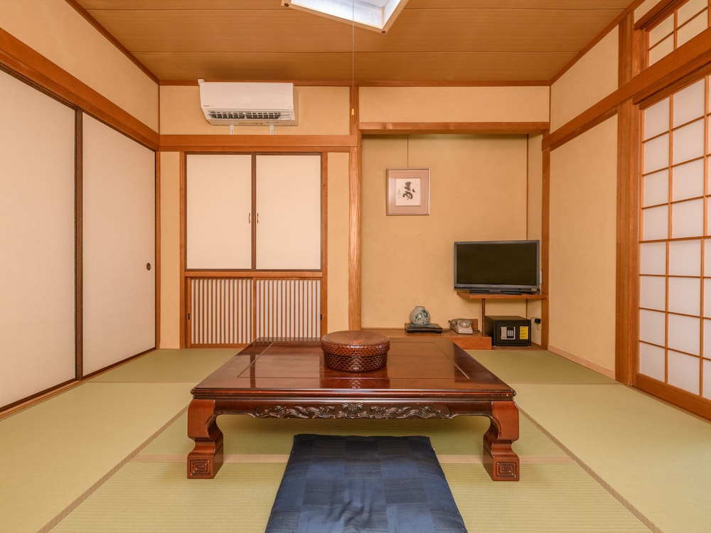 和室4人部屋 共用バスルーム 客室1 | Tabist 麻野館別館いろは 伊勢