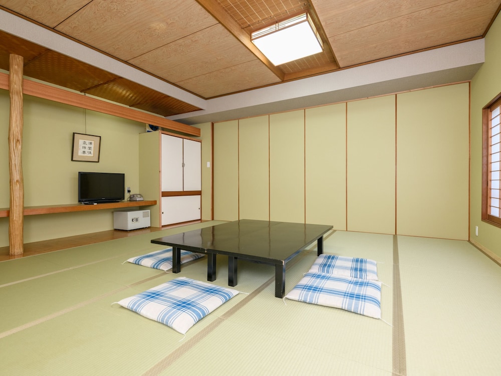和室5人部屋 共用バスルーム 客室4 | Tabist 麻野館別館いろは 伊勢