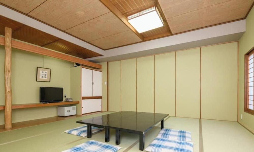 和室５人部屋　共用バスルーム 客室3 | Tabist 麻野館別館いろは 伊勢