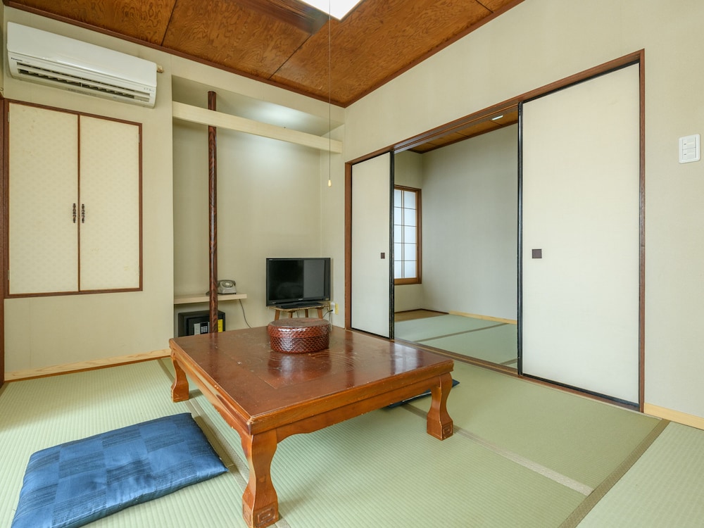 トリプル和室 共用バスルーム 客室1 | Tabist 麻野館別館いろは 伊勢