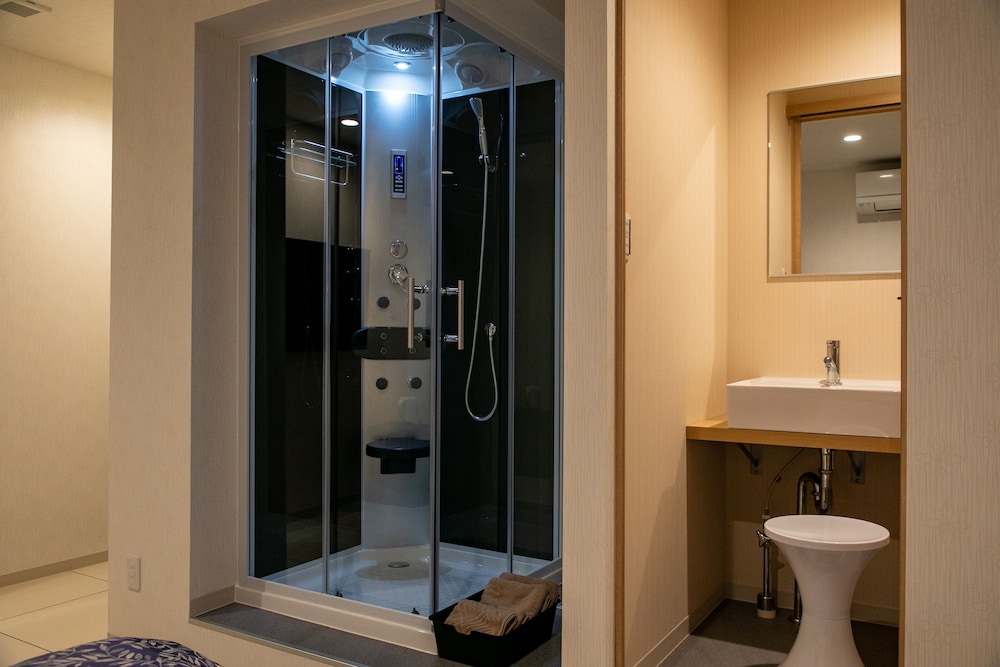 チラックススーペリアールーム 喫煙可（電子タバコのみ） バスルーム0 | デザインホテルブラックス