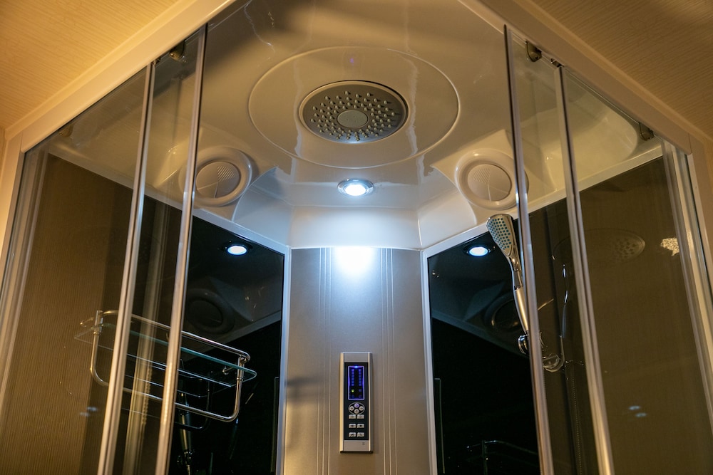 チラックススーペリアールーム 喫煙可（電子タバコのみ） バスルームのシャワー0 | デザインホテルブラックス