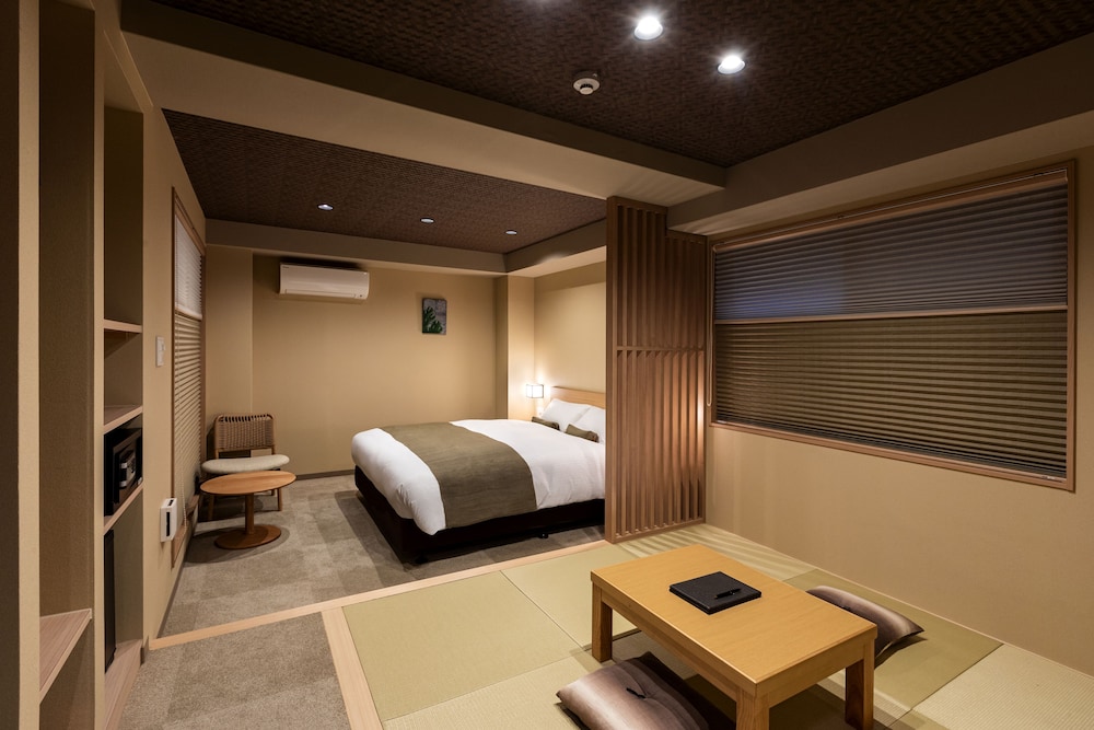 和洋室クイーンベッドルーム A | Rinn 北御門