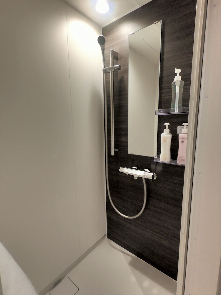 デラックス ツインルーム バスルームのシャワー1 | ホテルエスプレッソサウス