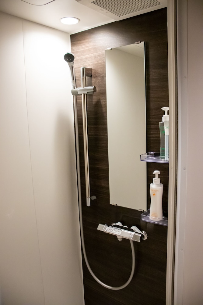 デラックス ツインルーム バスルームのシャワー0 | ホテルエスプレッソサウス
