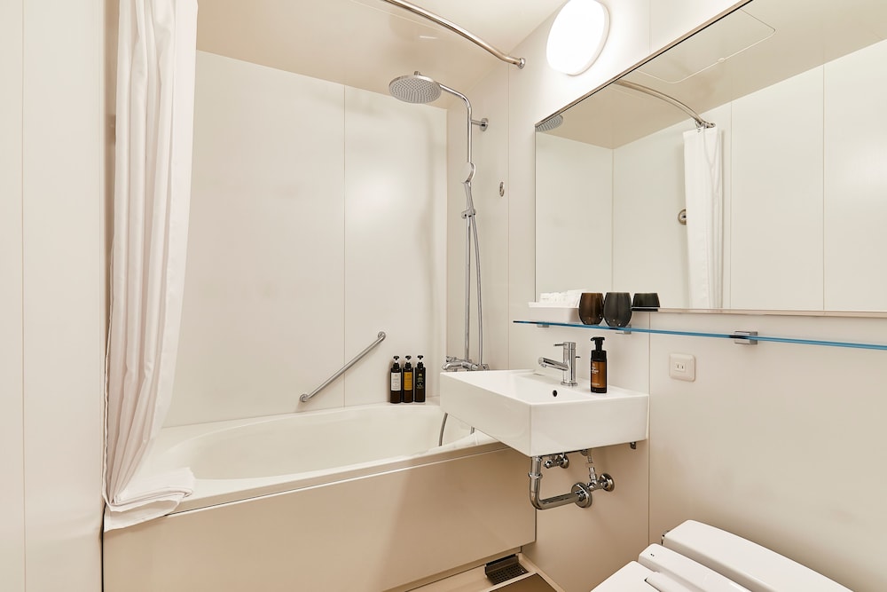 スタンダード ハリウッドツインルーム 禁煙 ユニットバス バスルームのシンク0 | ザ・ゲートホテル両国 by HULIC