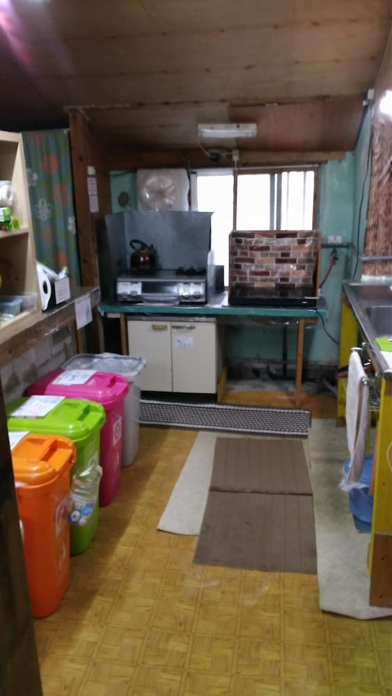 和室4畳半 共用キッチン2 | ゲストハウス こねくと