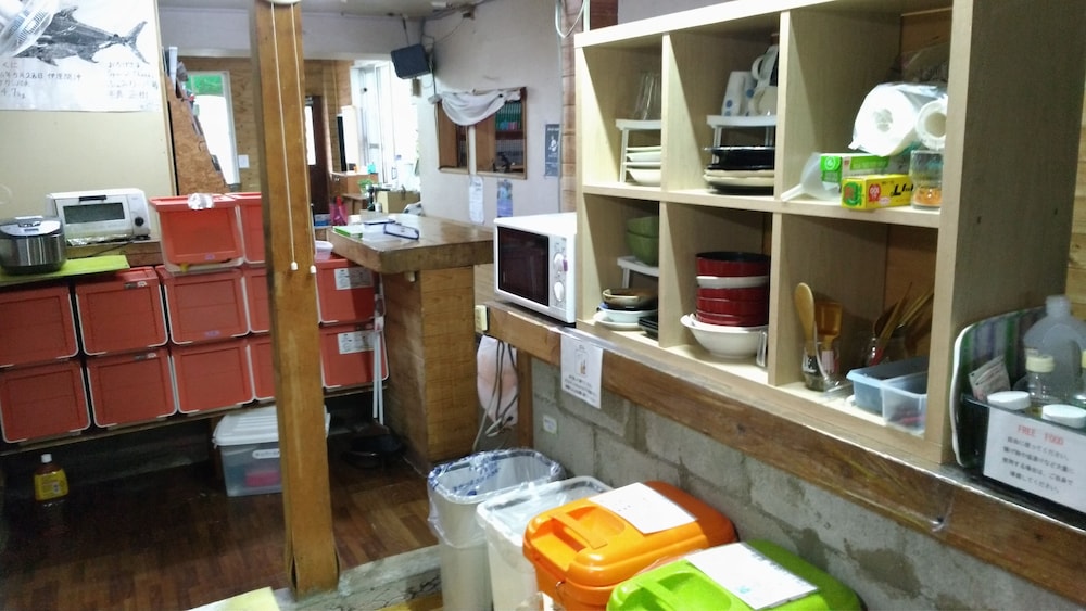 和室4畳半 共用キッチン1 | ゲストハウス こねくと