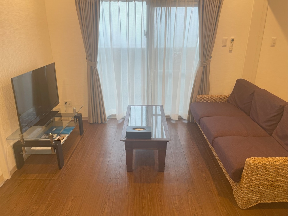 ファミリー トリプルルーム リビング エリア0 | BiBi Hotel コンベンションベイ