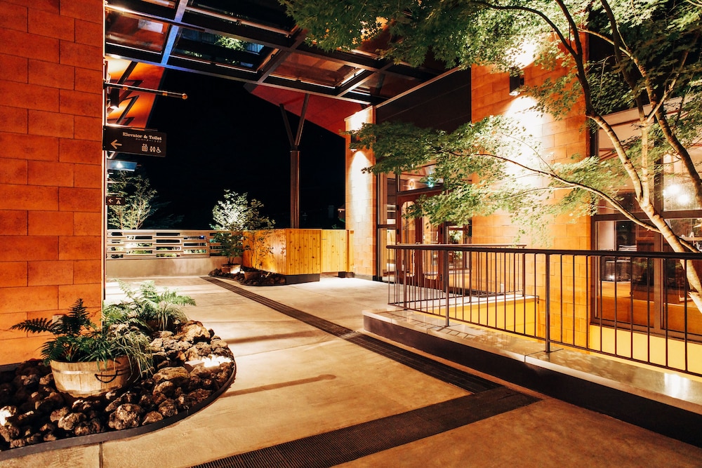 バンクスーペリア (3) 施設の正面 (日没後)0 | ホテル軽井沢クロス