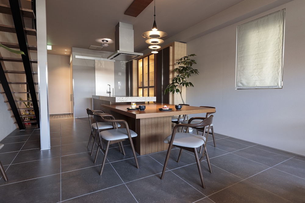 スプリームルーム (2ベッドルーム)禁煙 ダイニングルーム1 | 石邸 富良野