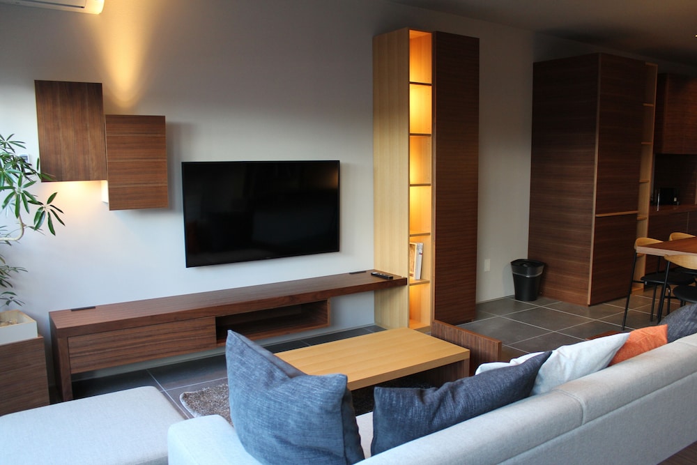 プレミアムルーム(2ベッドルーム)禁煙 リビング エリア2 | 石邸 富良野