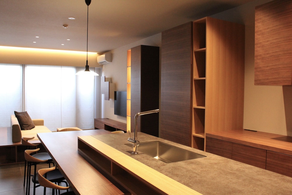 プレミアムルーム(2ベッドルーム)禁煙 専用キッチン1 | 石邸 富良野