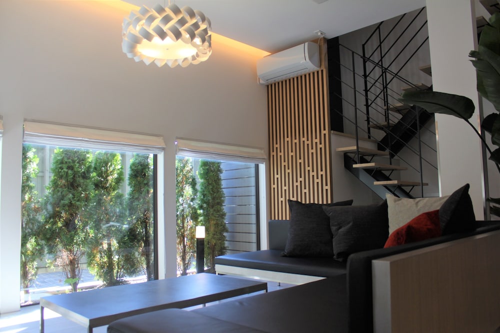 プレミアムルーム(2ベッドルーム)禁煙 リビング エリア3 | 石邸 富良野