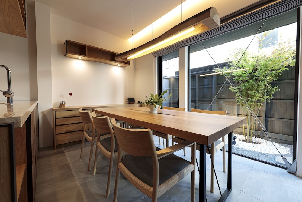 デラックスルーム(2ベッドルーム)禁煙 ダイニングルーム1 | 石邸 富良野