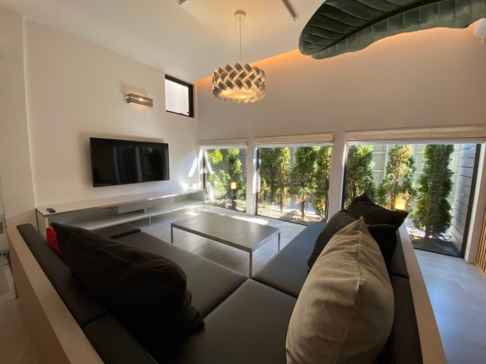 プレミアムルーム(2ベッドルーム)禁煙 リビング エリア2 | 石邸 富良野