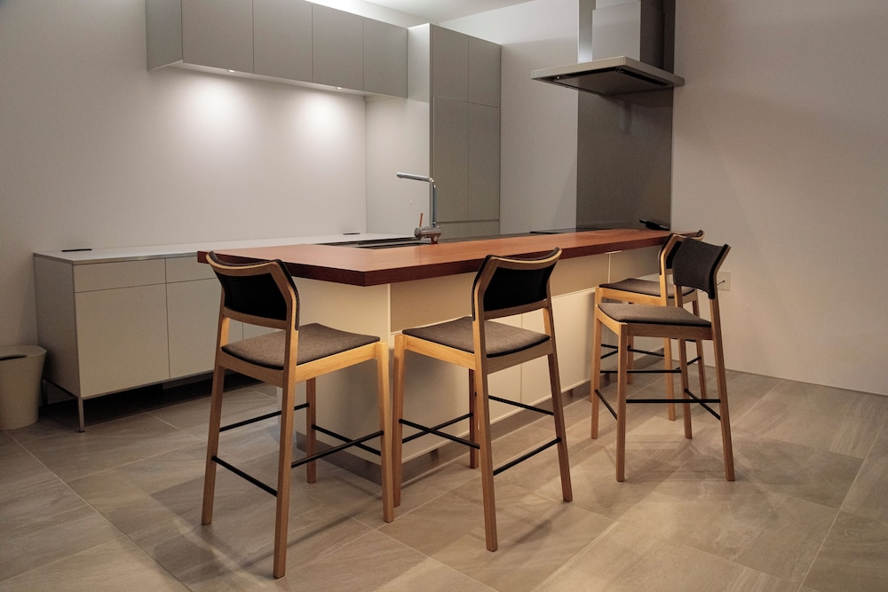 プレミアムルーム(2ベッドルーム)禁煙 ダイニングルーム0 | 石邸 富良野