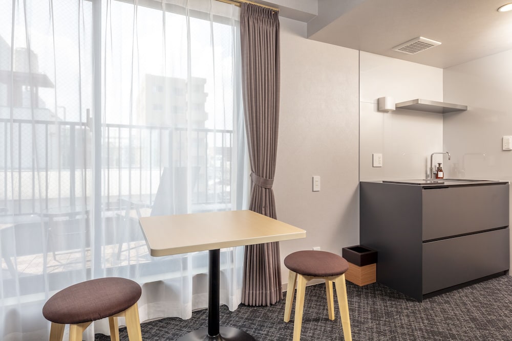 ラグジュアリー ツインルーム リビング エリア1 | hotel GOCO stay 京都四条河原町