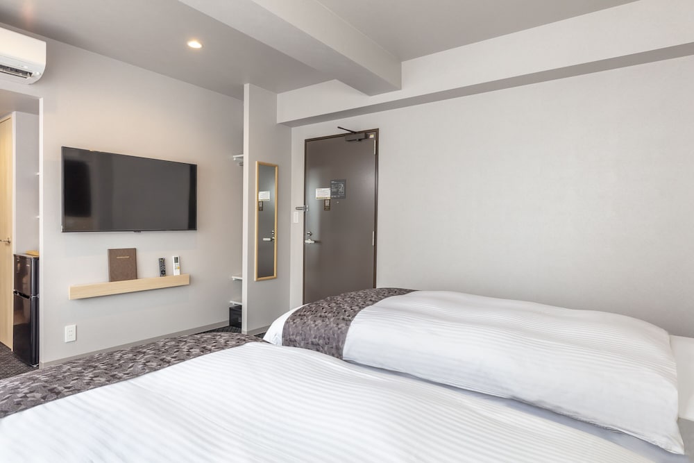 ラグジュアリー ツインルーム リビング エリア2 | hotel GOCO stay 京都四条河原町