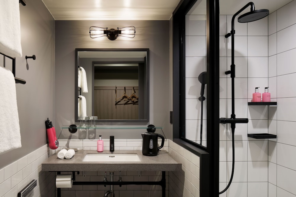 ルーム クイーンベッド 1 台 シティビュー バスルーム0 | モクシー大阪梅田