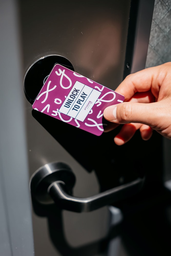 ルーム クイーンベッド 1 台 シティビュー 客室2 | モクシー大阪梅田