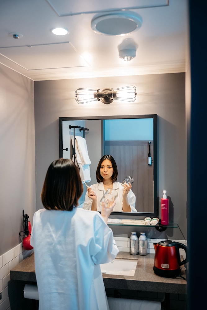 ルーム クイーンベッド 1 台 シティビュー バスルーム1 | モクシー大阪梅田