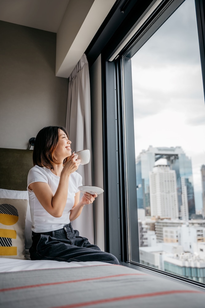 ルーム クイーンベッド 1 台 シティビュー 客室4 | モクシー大阪梅田