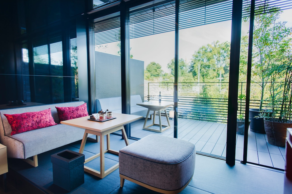 デラックス ルーム シングルベッド 2 台 禁煙 バルコニー 客室1 | ギャリア・二条城 京都