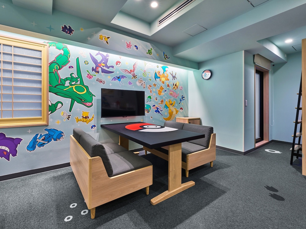 ポケモンルーム 客室内のダイニングエリア1 | MIMARU大阪 難波NORTH