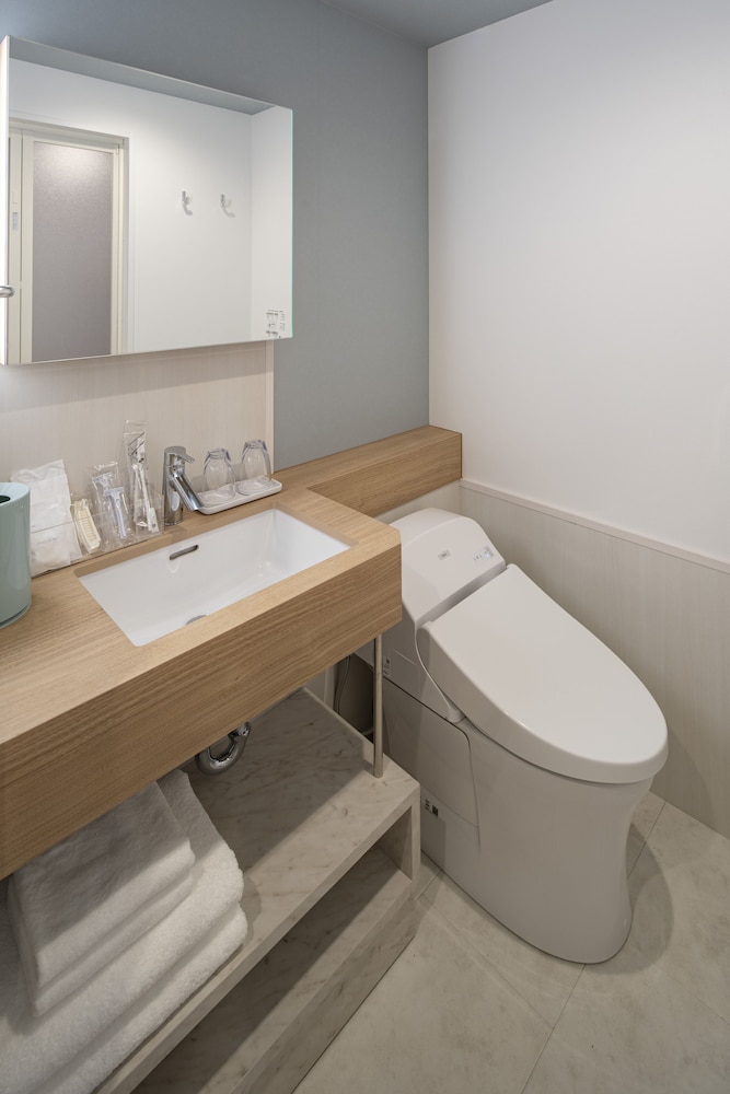 ベーシック ダブルルーム(2名様利用) 禁煙 バスルーム1 | 沖縄逸の彩ホテル