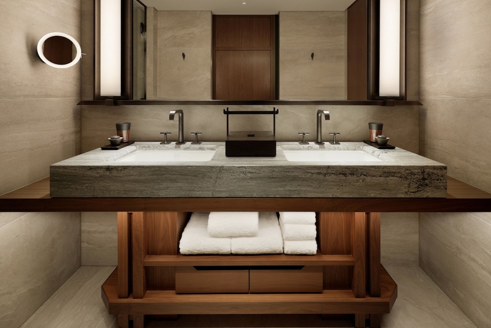 デラックス ルーム キングベッド 1 台 禁煙 シティビュー バスルーム4 | HOTEL THE MITSUI KYOTO ラグジュアリーコレクションホテル & スパ