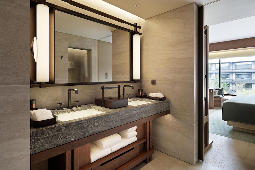 デラックス ルーム キングベッド 1 台 禁煙 シティビュー バスルーム1 | HOTEL THE MITSUI KYOTO ラグジュアリーコレクションホテル & スパ
