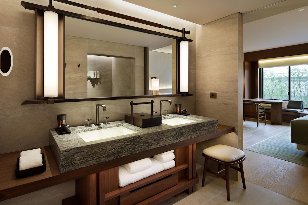 デラックス ルーム ダブルベッド 2 台 禁煙 シティビュー バスルーム2 | HOTEL THE MITSUI KYOTO ラグジュアリーコレクションホテル & スパ